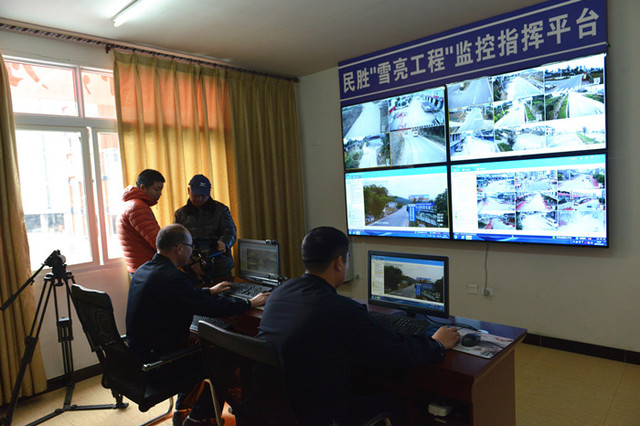 四川電視臺《雪亮工程》攝制組到我縣拍攝專題片 共同展示電視系統服務成效